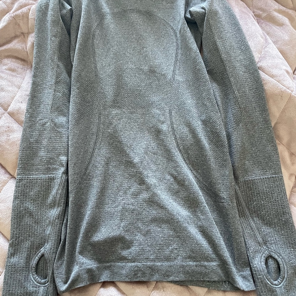 LULULEMON long sleeved top!